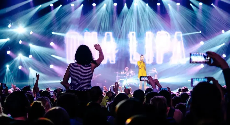 Koncert Dua Lipy, gdzie fani nagrywają jej najbardziej znane piosenki z filmów.