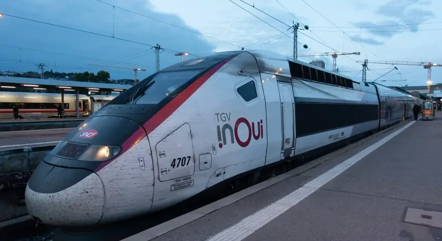 Pociąg TGV INOUI na peronie, z widocznym logo i numerem 4707.