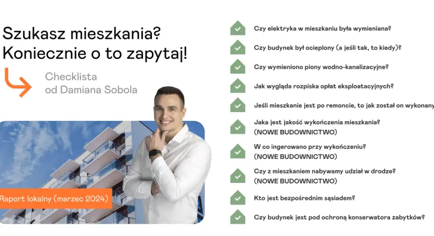 Uśmiechnięty mężczyzna obok nowoczesnego budynku i listy pytań do dewelopera.