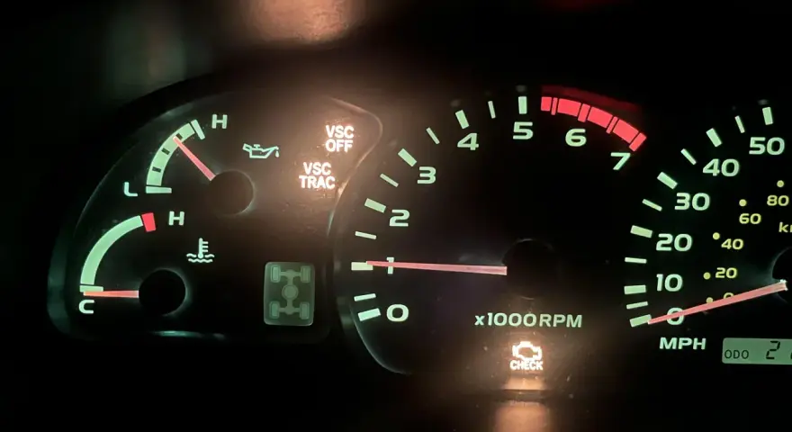 Kontrolka "CHECK ENGINE" świeci, a system VSC jest wyłączony. Wskaźniki paliwa i temperatury w normie.