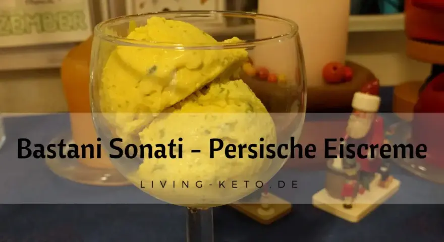Gelbes, cremiges Bastani Sonati, persische Eiscreme, in einem Glas serviert.