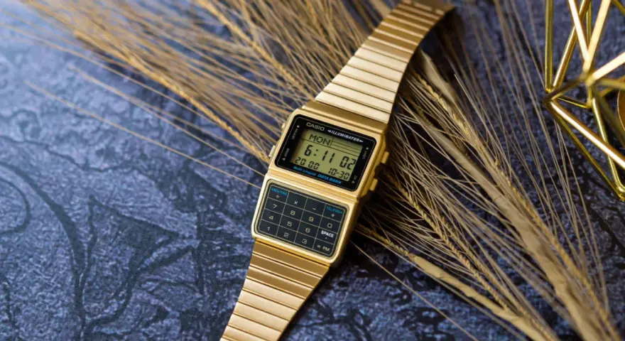 Złoty zegarek kalkulator Casio retro – poznaj jego unikalne cechy