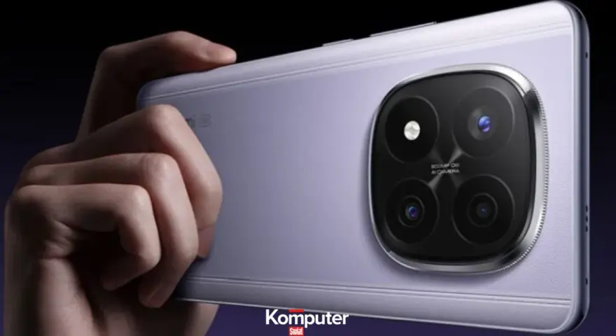Dłoń trzyma fioletowy telefon z aparatem jak lustrzanka, z czterema obiektywami.