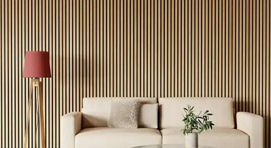 Un salón moderno con un sofá beige y una lámpara de pie, todo ello enmarcado por unas elegantes salones con madera en la pared.