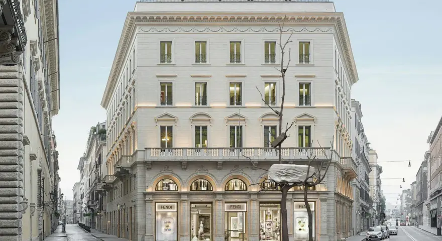 L'elegante palazzo Fendi a Roma, con le sue vetrine illuminate e un'installazione artistica, evoca lo spirito di Edoardo Fendi.