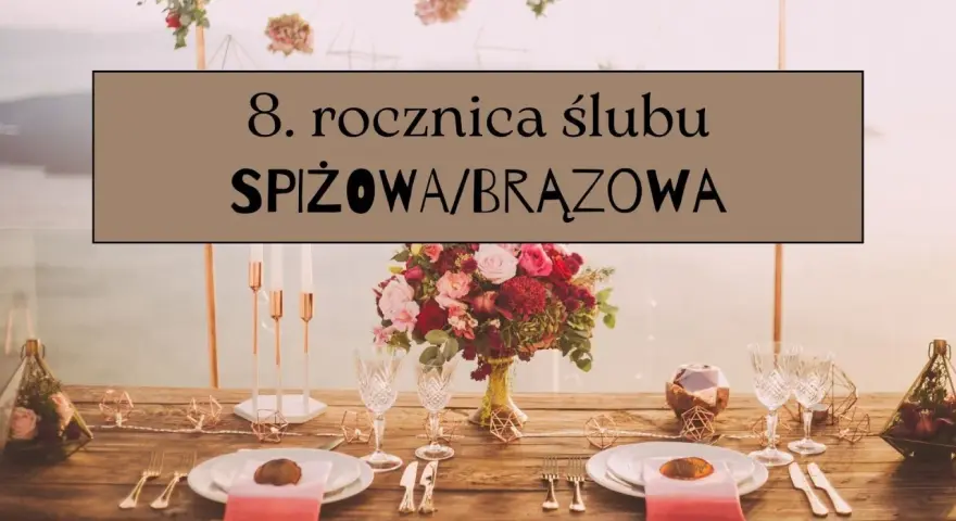 Elegancko nakryty stół na 8. rocznicę ślubu. Bukiet róż, kieliszki i świeczniki w odcieniach brązu i miedzi.