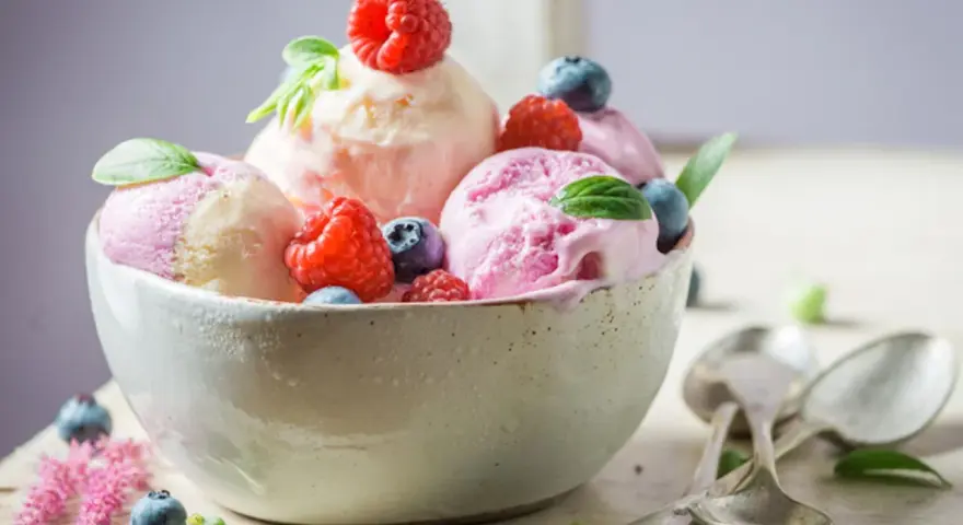 Coppa di gelato fatto in casa con frutti di bosco, perfetto per una ricetta gelato con gelatiera.