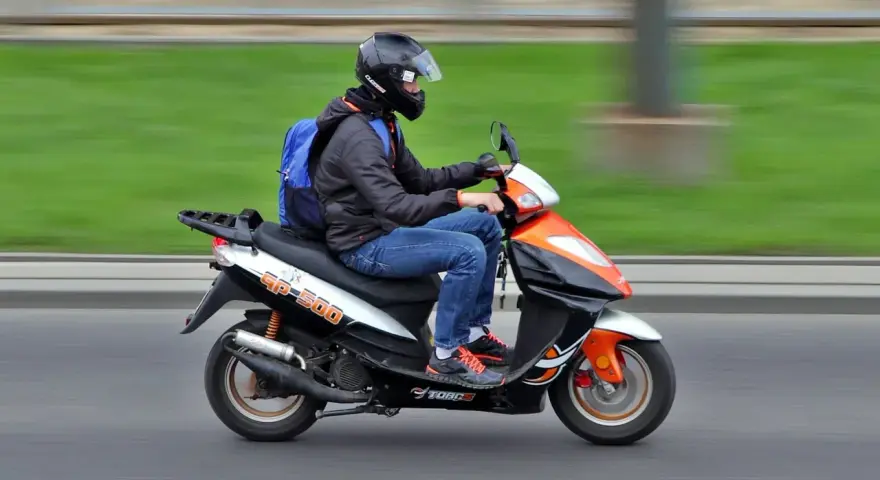 Czy motorower jest pojazdem silnikowym? Sprawdź ważne przepisy!