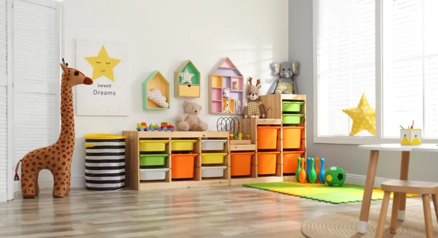 Bunte Kisten und Regale bieten tolle **Lego Aufbewahrung Ideen** für ein aufgeräumtes Kinderzimmer. Spielzeug-Giraffe und Teddybär bewachen die Ordnung.