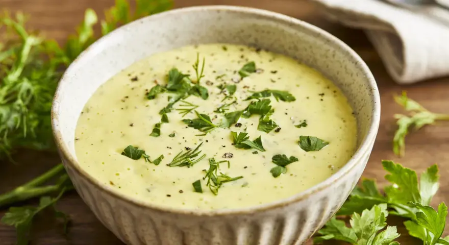 Cremige Remoulade im Schälchen, garniert mit frischer Petersilie und Dill. Ein einfaches Remoulade Rezept für jeden Anlass.