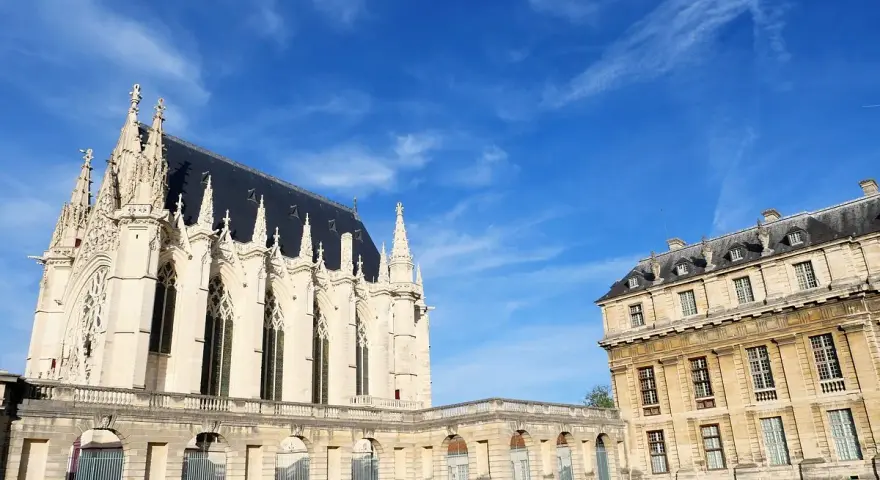 El castillo de Vincennes, con su imponente arquitectura gótica y clásica, se alza bajo un cielo azul vibrante.