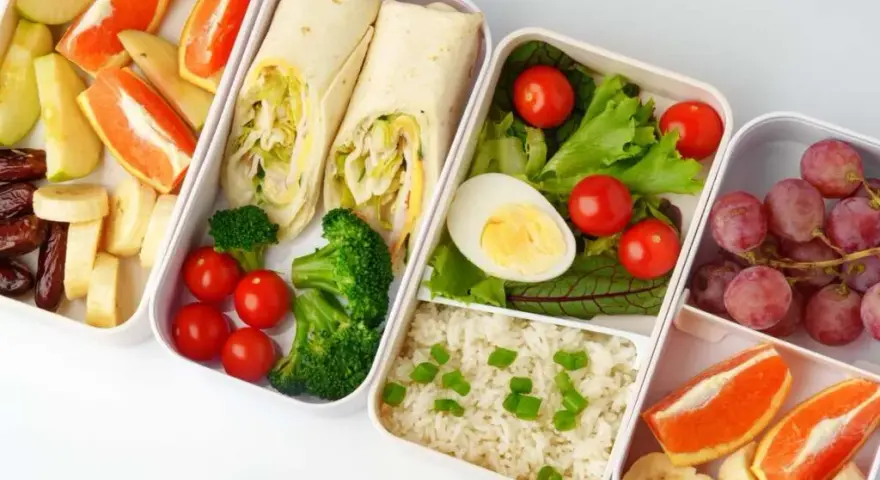 Catering dietetyczny co to? Poznaj zalety i funkcje diety pudełkowej
