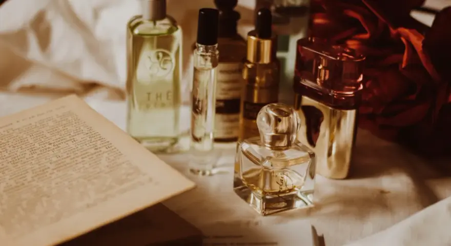 Woda toaletowa czy perfumowana? Wybierz idealny zapach dla siebie!