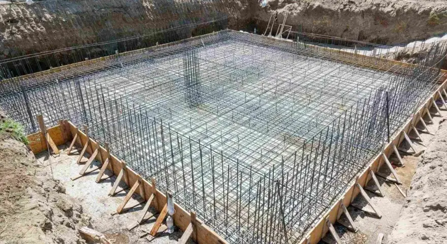 Siatka zbrojeniowa na płycie fundamentowej 100m2. Widać ile stali na fundament 100m2, gotowe do zalania betonem.