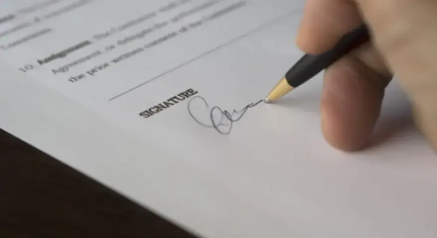 Akt notarialny: Kiedy nabiera mocy prawnej? Kluczowe zasady i wyjątki