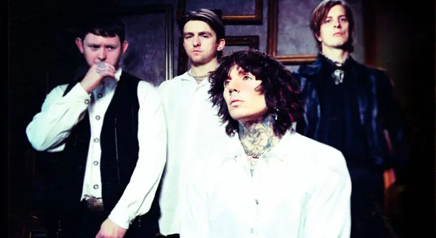 Les membres de Bring Me The Horizon posent ensemble, vêtus de blanc et de noir, dans une ambiance sombre et stylisée.