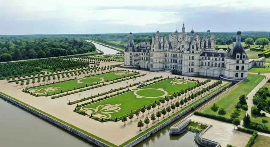 Le plus beau château de France, Chambord, se dresse majestueusement avec ses jardins à la française et un canal.