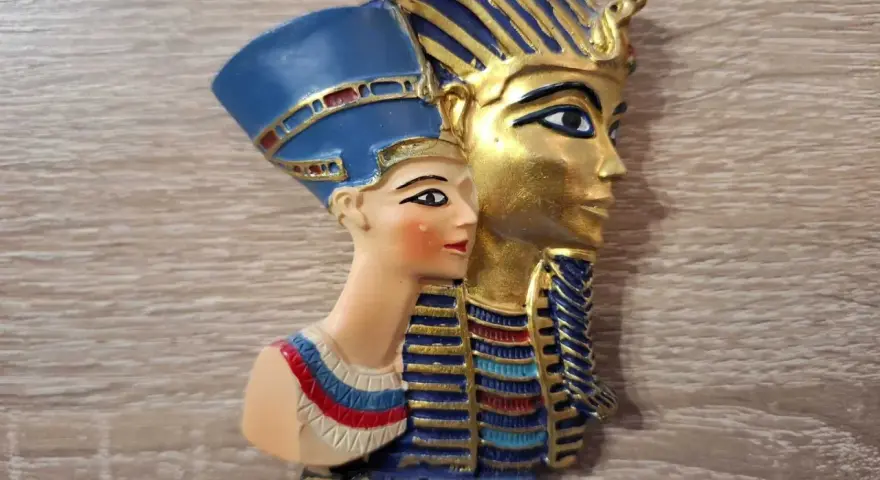 Pamiątka z Egiptu: magnes z wizerunkiem Nefertiti i faraona. Idealny pomysł, co przywieźć z Egiptu.