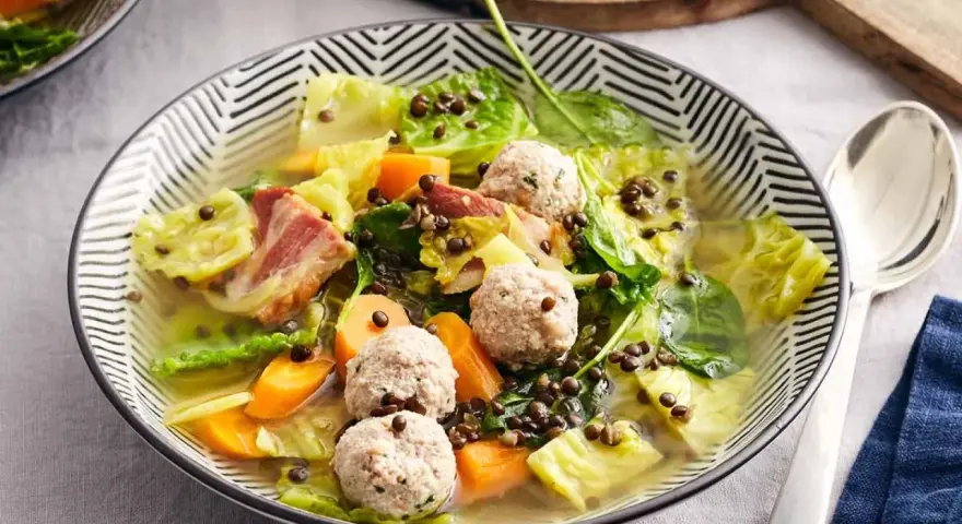 Herzhafte Suppe mit Wirsing, Linsen, Fleischbällchen und Speck.