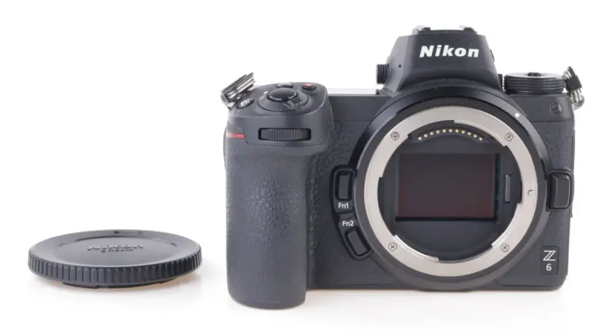 Czarna lustrzanka cyfrowa Nikon Z6 z obiektywem bez obiektywu i zakręconą osłoną obiektywu.