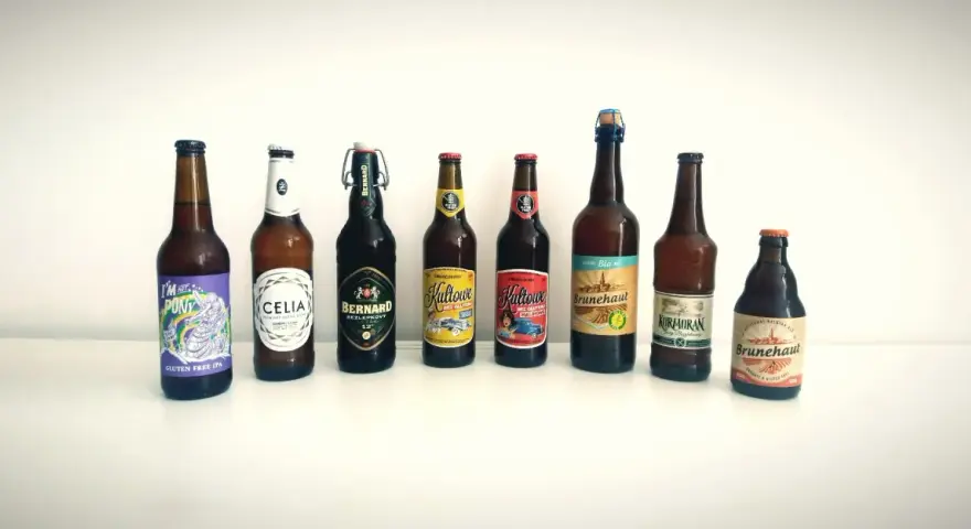Rząd butelek piwa, w tym Celia, Bernard i Brunehaut. Wiele z nich to alkohol bez glutenu, idealny wybór dla osób z nietolerancją.