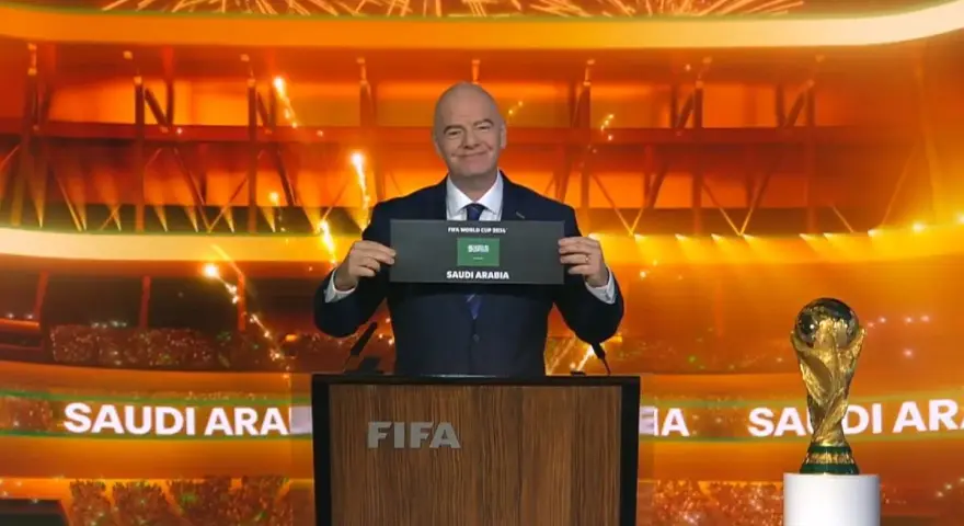 Gianni Infantino ogłasza, że mistrzostwa świata w piłce nożnej 2034 odbędą się w Arabii Saudyjskiej.