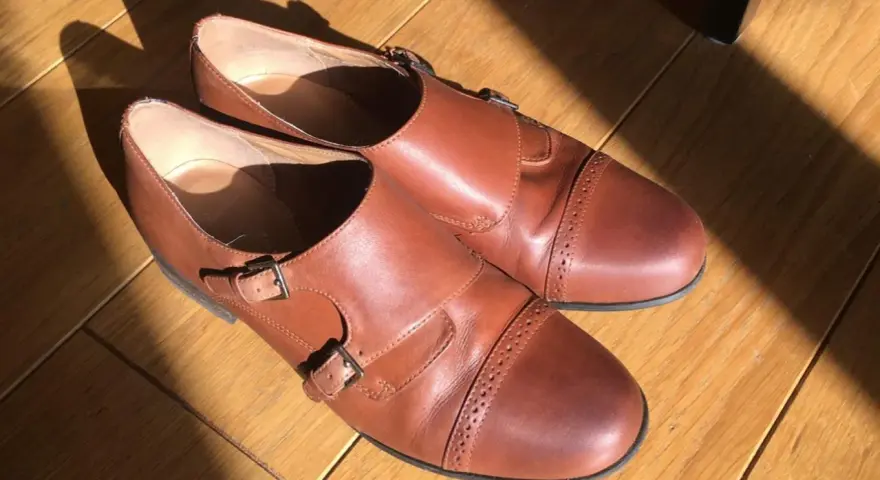Brązowe, skórzane buty z podwójnymi klamrami, idealne do nauki, jak zdezynfekować buty z lumpeksu.