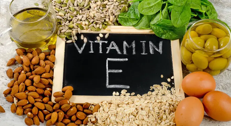 Mandorle, semi, spinaci, olive e uova: alimenti ricchi di vitamina E per una dieta sana.