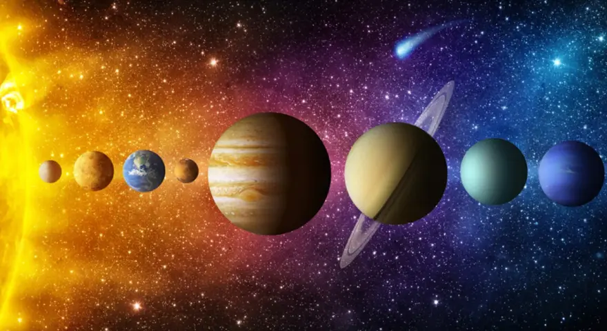 Słońce i planety Układu Słonecznego, od Merkurego po Neptuna, na tle gwieździstego nieba. W tle widać też kometę. Znaki zodiaku i ich planety w kosmicznej podróży.