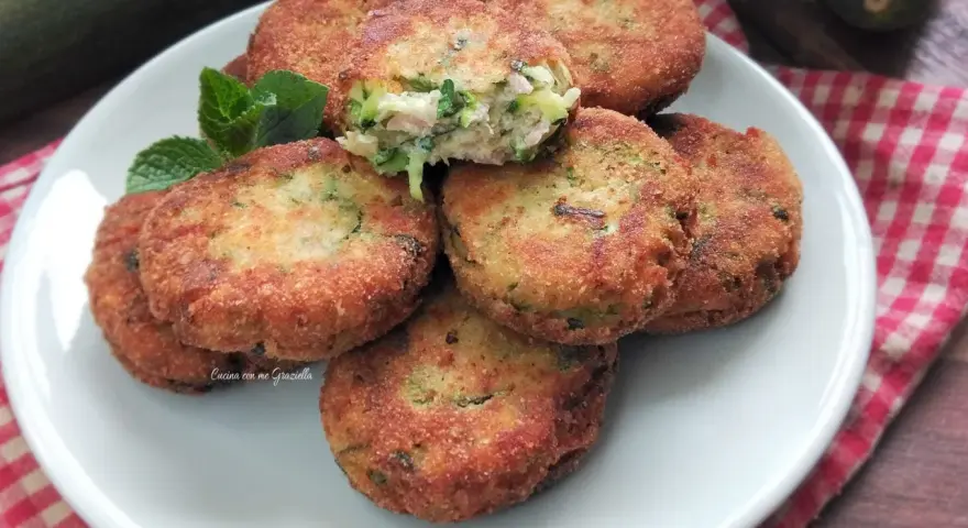 Polpette dorate di zucchine e ricotta, leggere e gustose, perfette per un antipasto o un secondo piatto.