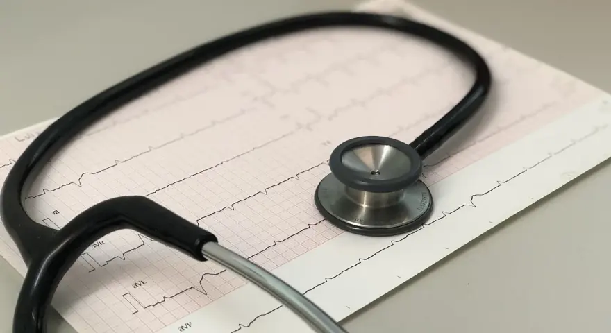 Stetoskop na papierze z zapisem EKG. Idealny do nauki, jak interpretować wyniki EKG.