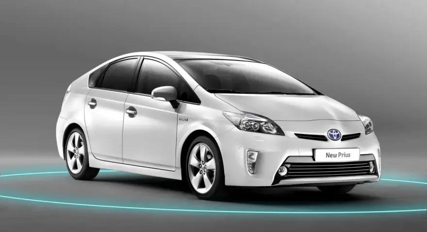 Biały Toyota Prius 3, z niebieską obwódką wokół, prezentuje się nowocześnie.