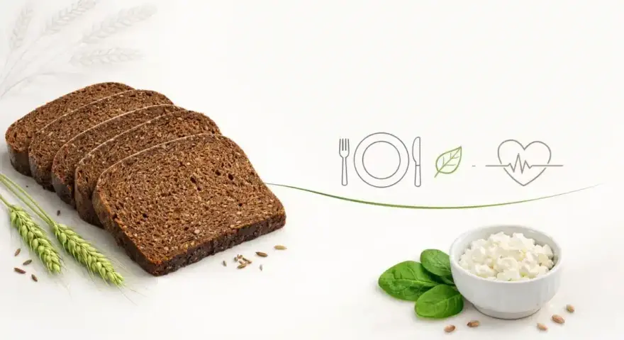 Plasterki pumpernikla, ser biały, liście szpinaku i symbole zdrowego odżywiania. Pumpernikiel kcal - zdrowy wybór.