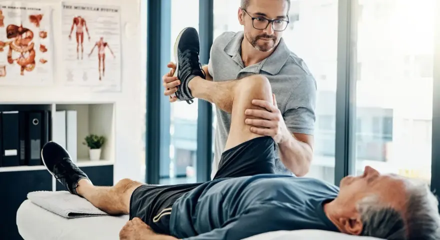Rehabilitacja domowa NFZ: Kto się kwalifikuje i jak z niej skorzystać?