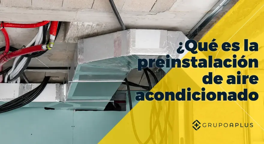 Conductos y tuberías rojas y negras visibles en el techo, parte de la preinstalación de aire acondicionado.