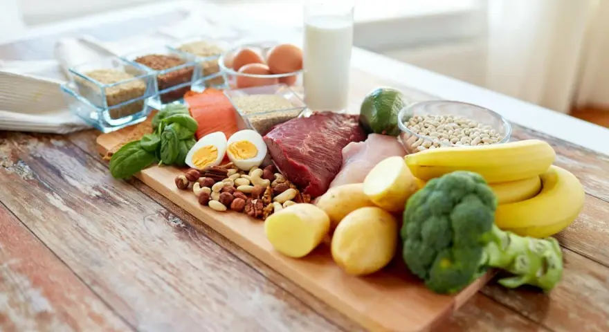 Produkty bogate w białko i zdrowe tłuszcze, które mogą pomóc w obniżeniu poziomu homocysteiny: ryby, mięso, jajka, orzechy, nasiona, warzywa, owoce.
