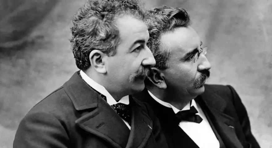 I fratelli Lumière, pionieri del cinema, in un ritratto che ci fa chiedere: che cos è il cinema?