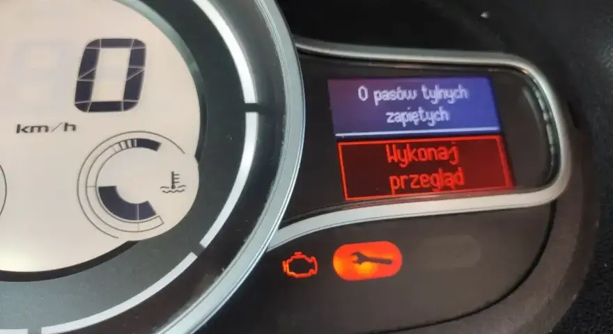 Na desce rozdzielczej Renault świeci się kontrolka klucz, informując o konieczności wykonania przeglądu.
