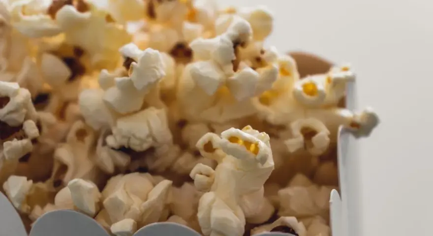 Chrupiący popcorn w pudełku, idealny na wieczór filmowy. Zastanawiasz się nad popcorn kcal?