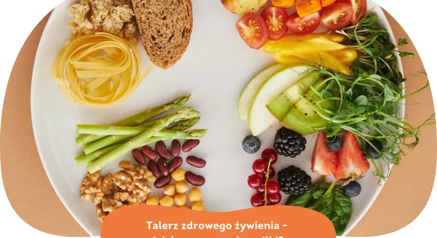 Talerz pełen kolorowych, zdrowych przekąsek: warzywa, owoce, orzechy, fasola, kasza i pieczywo. Idealny na zdrowy posiłek.
