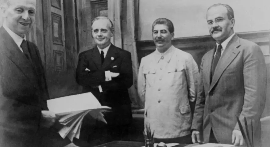 Staline et Hitler, deux figures historiques, posent ensemble. L'un tient des documents, l'autre un dossier.