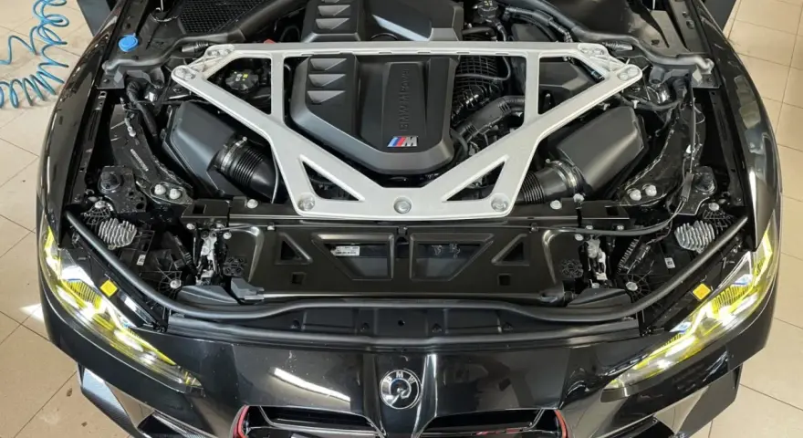 Silnik BMW M Power z rozpórką kielichów. Może to być związane z błędem dtc p1250 bmw.