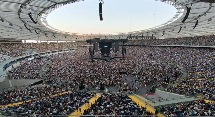 Ogromny tłum na stadionie, czekający na koncert Dawida Podsiadło. Wyobraź sobie, że to już dawid podsiadło koncerty 2026!