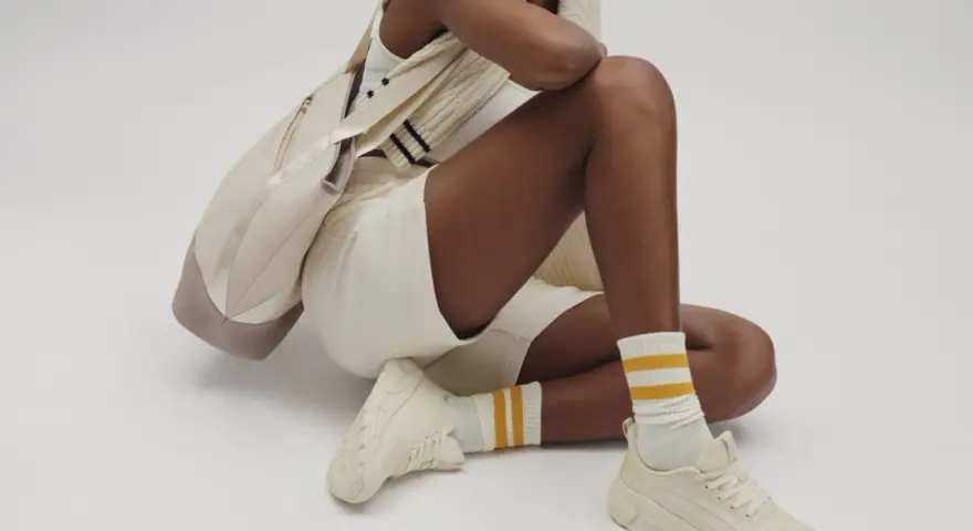 Kremowe sneakersy i stylowa torba – idealny zestaw na co dzień. Sprawdź ccc promocje!