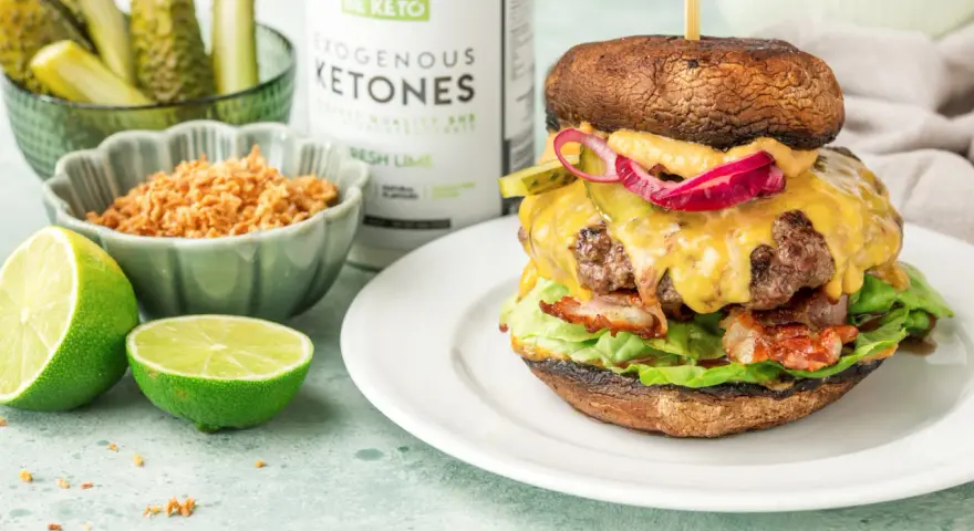 Soczysty keto burger w sałacie: Przepis + triki, by się nie rozpadł
