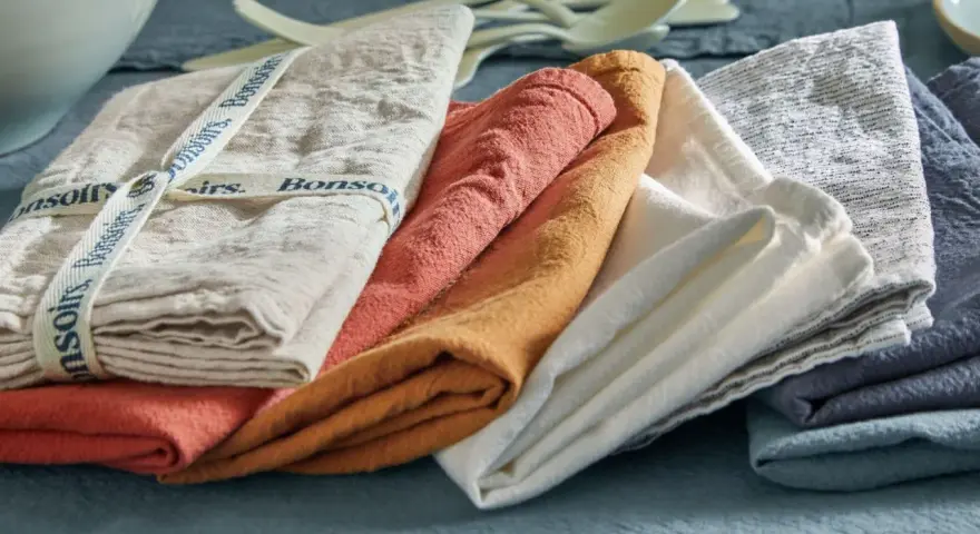 Serviettes de table en lin et coton, de différentes couleurs. Quel tissu pour serviette de table ? Le lin est idéal pour son élégance et sa résistance.
