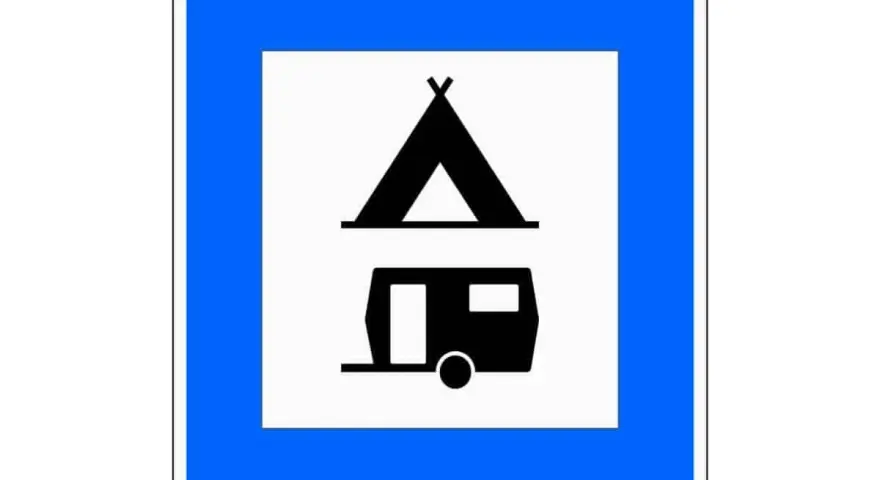 Verkehrszeichen für Campingplatz: Hier können Sie Ihr Wohnmobil parken und zelten.