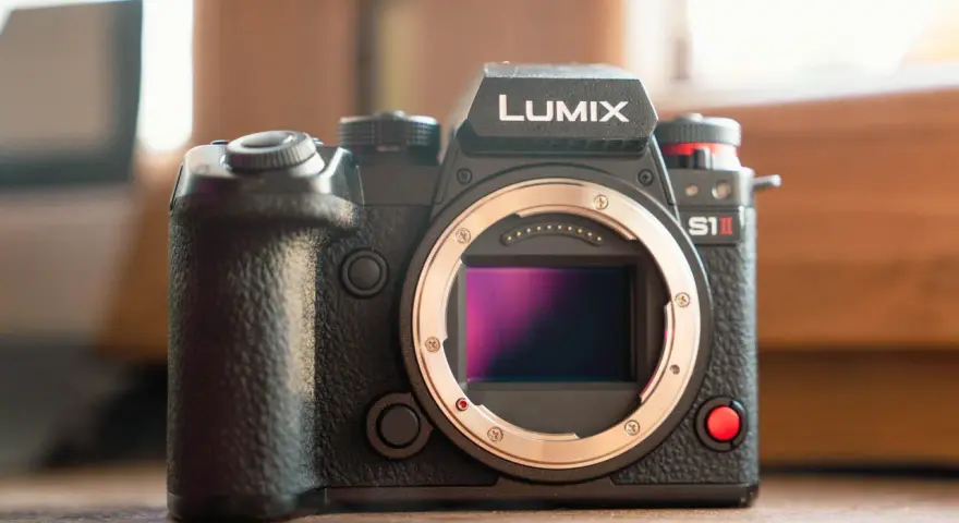 Profesjonalny aparat Lumix S1II. Zadbaj o jego bezpieczeństwo dzięki ubezpieczeniu aparatu fotograficznego.