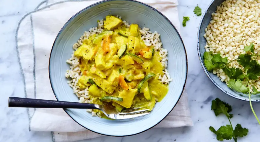 En skål med ris och en krämig currysås med grönsaker. Perfekt för ett snabbt currysås recept.