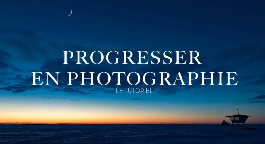 Un ciel crépusculaire bleu profond avec une lune fine au-dessus d'un paysage enneigé. Le texte "Progresser en photographie" invite à apprendre.